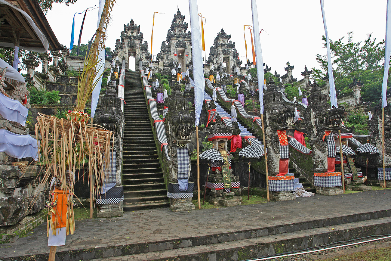 Lempuyar Luhur Temple - Schodiste
