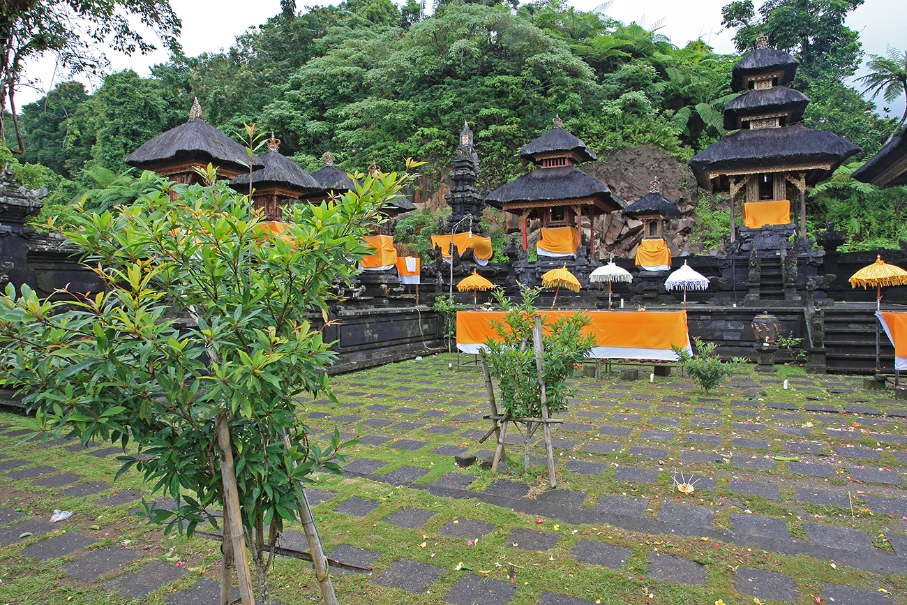 Na pul ceste - Lempuyar Luhur Temple