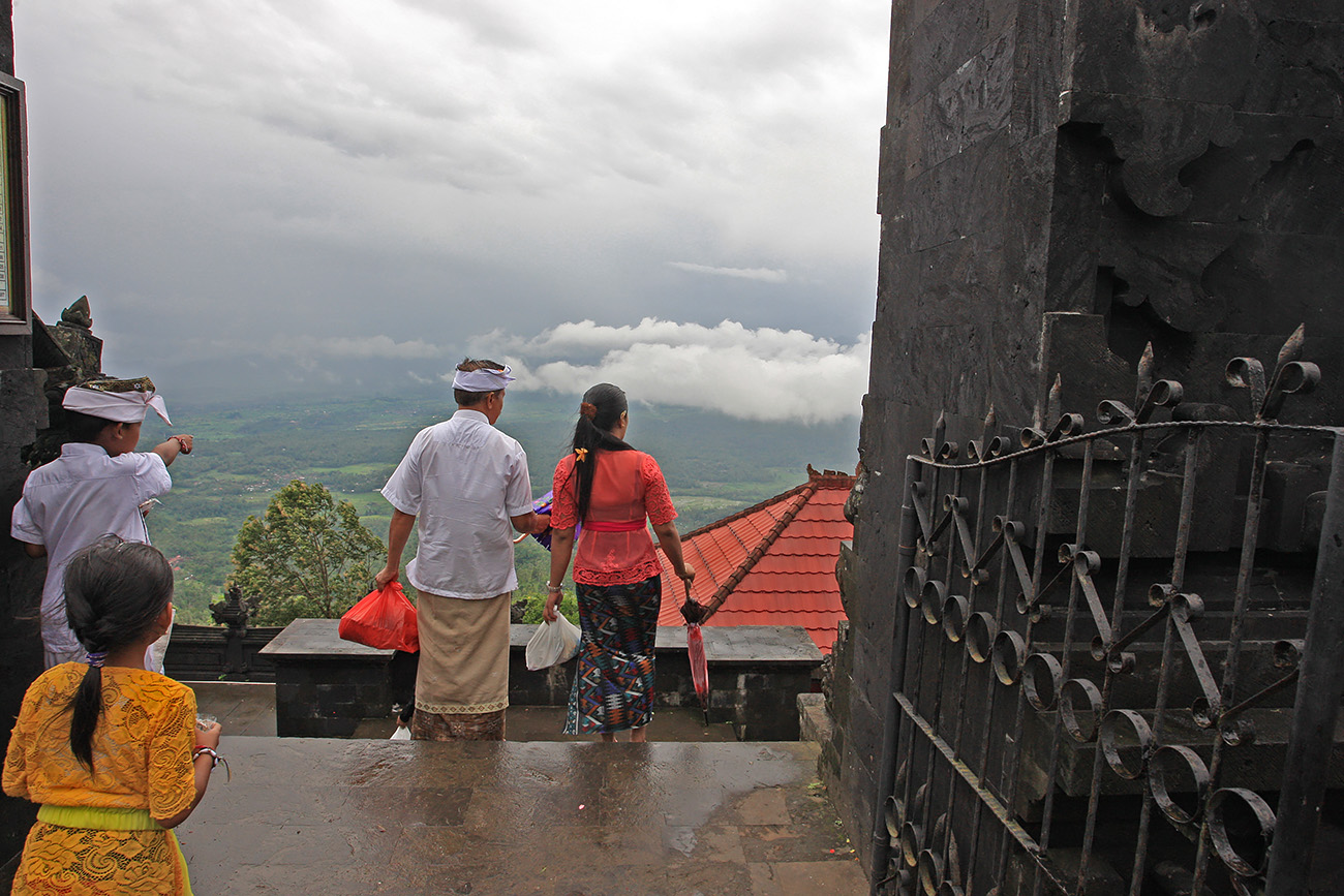 Lempuyar Luhur Temple - a pokracujeme vys a vys