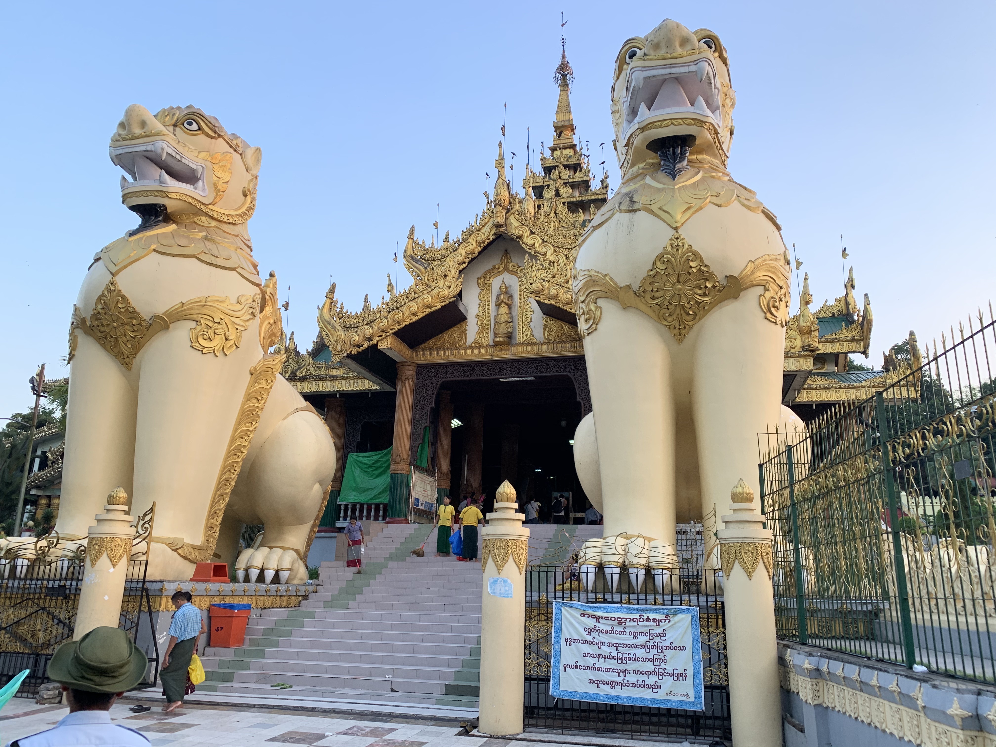 Shwedagon Pagoda - vstup