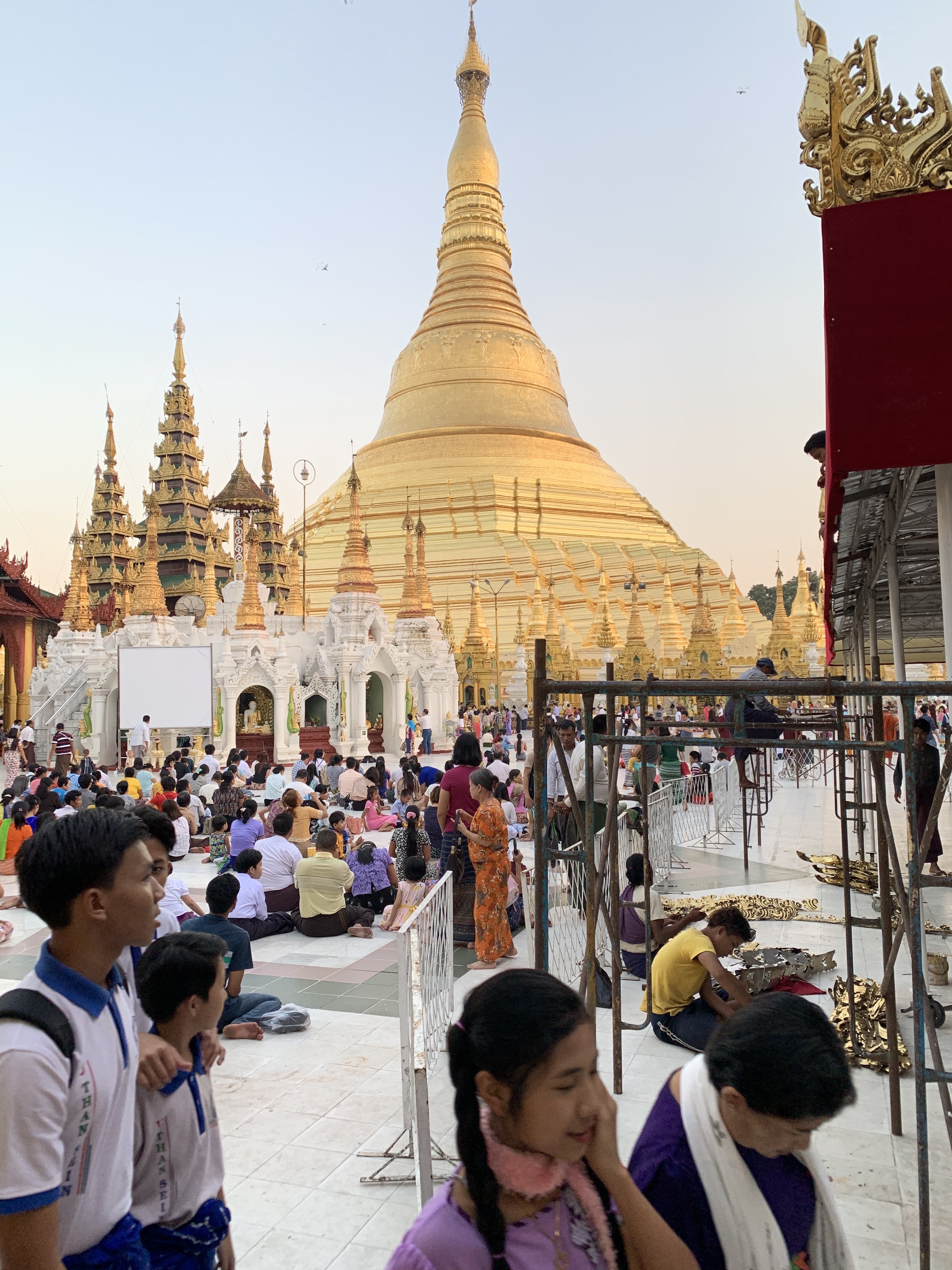 Celkový pohled na Shwedagon Pagodu.