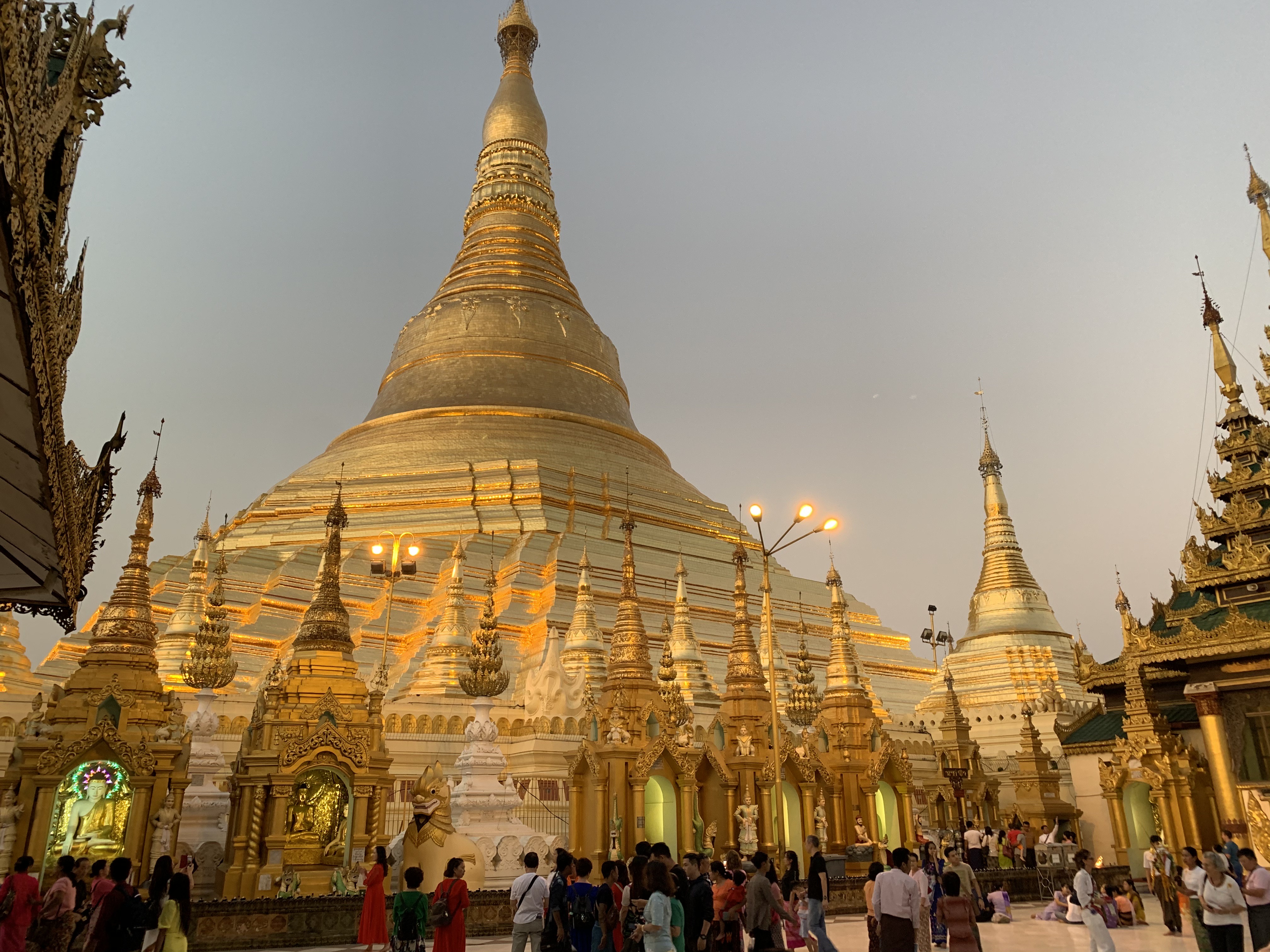 Krása večerního soumraku nad Shwedagon Pagodou