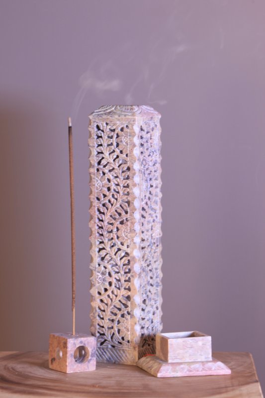 Kamenný stojánek na vonné tyčinky