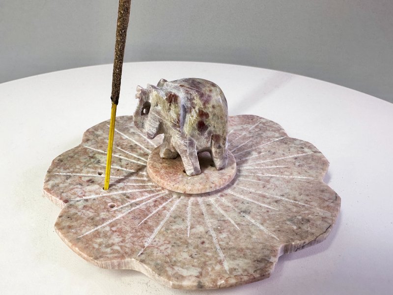 Kamenný  stojánek Slon