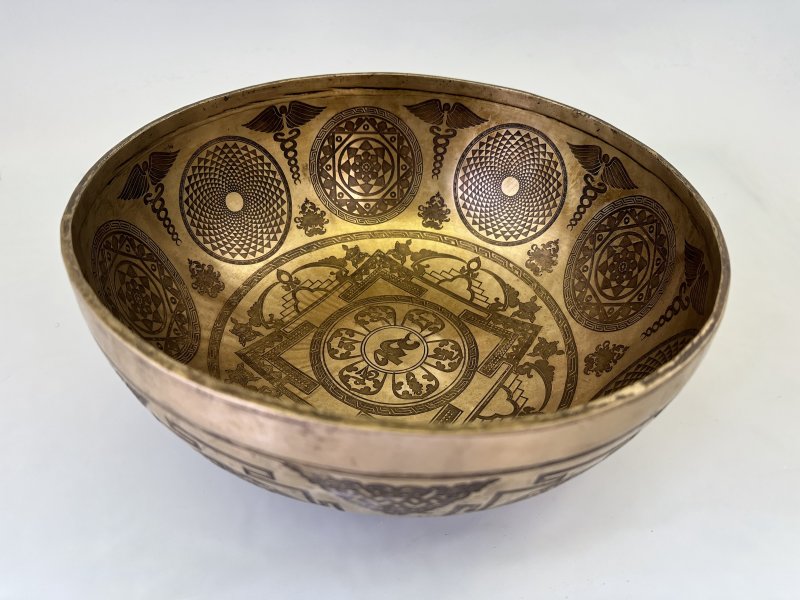 Rytinou zdobená tibetská zpívající mísa 27 cm