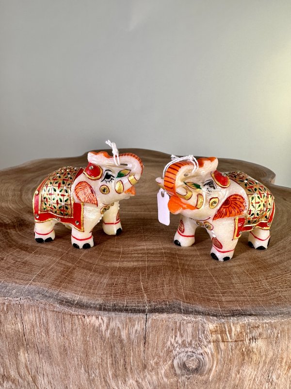 Pár indických slonů z mramoru