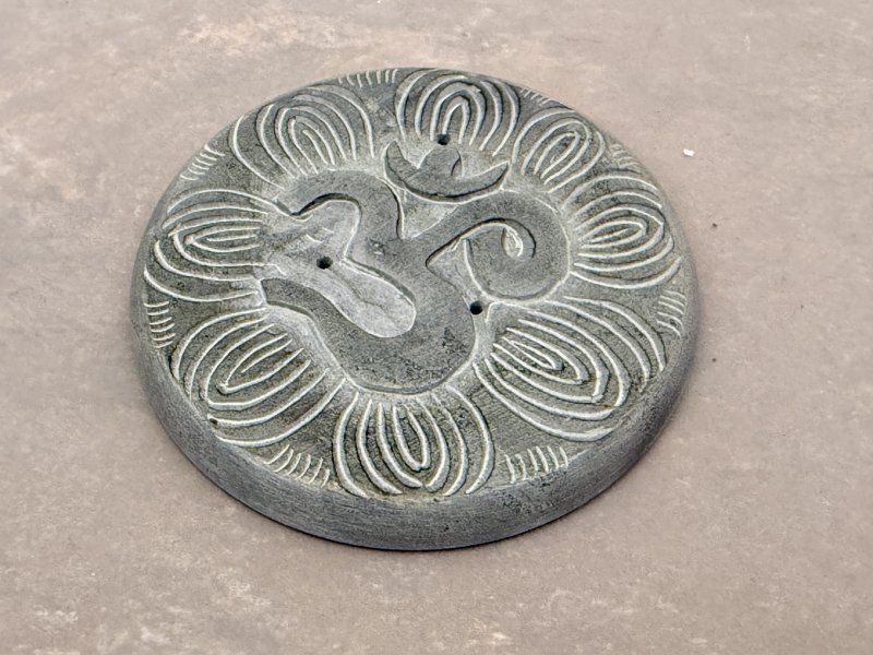 Keramický stojánek na vonné tyčinky se symbolem OM