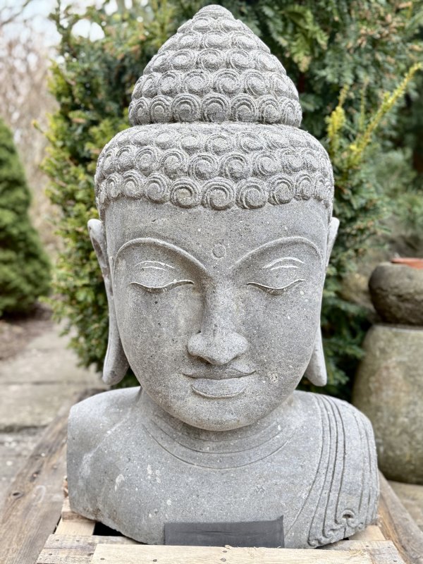 Ručně tesaná hlava Buddha z říčního kamene – 80 cm