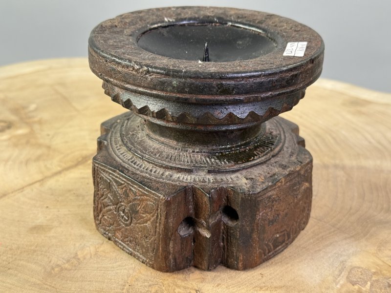 Indický svícen z masivního dřeva vyřezávaný – Ø13 cm