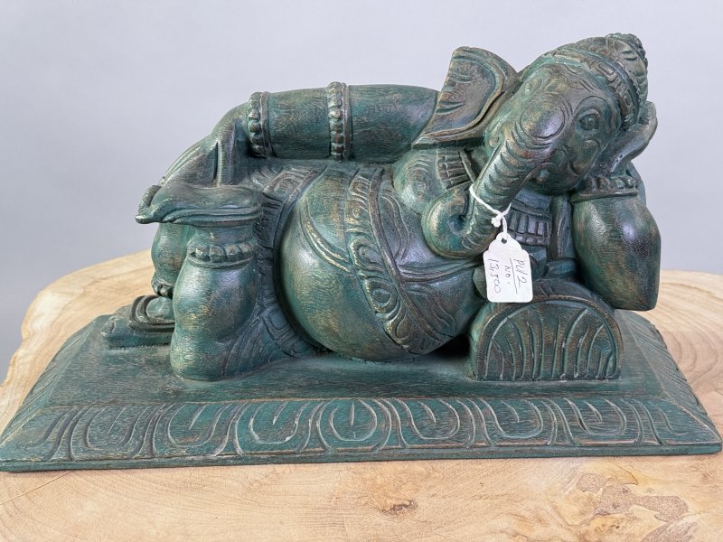 Soška ležícího Ganéši – ručně vyřezávané dřevo se zelenou patinou, 37 cm
