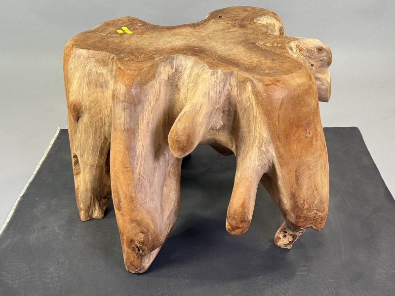 Stolek Java z teakového kořenového dřeva – unikát s 20% slevou