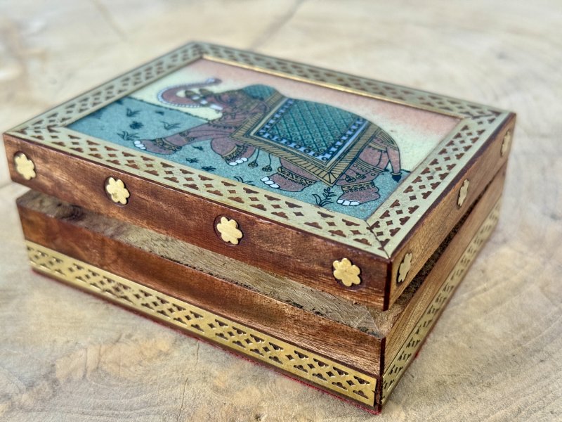 Ručně vyráběná šperkovnice se slonem – malá dřevěná krabička z Indie