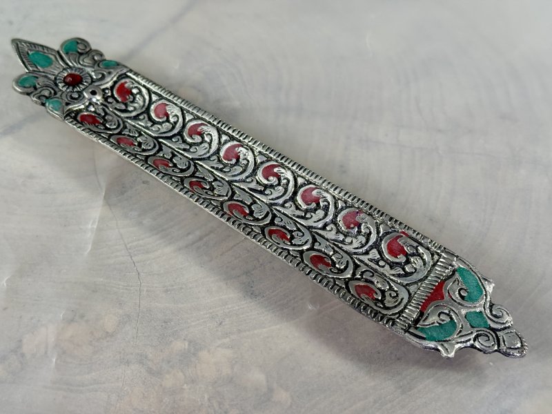 Kovový orientální stojánek na vonné tyčinky se zeleno-červenými intarziemi