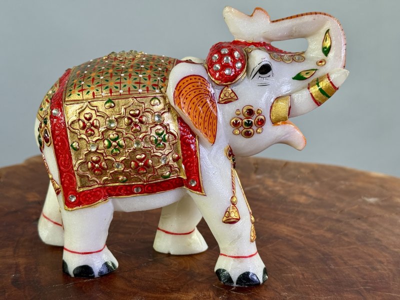 Malovaný mramorový slon z Indie – dekorativní figurka 18 cm
