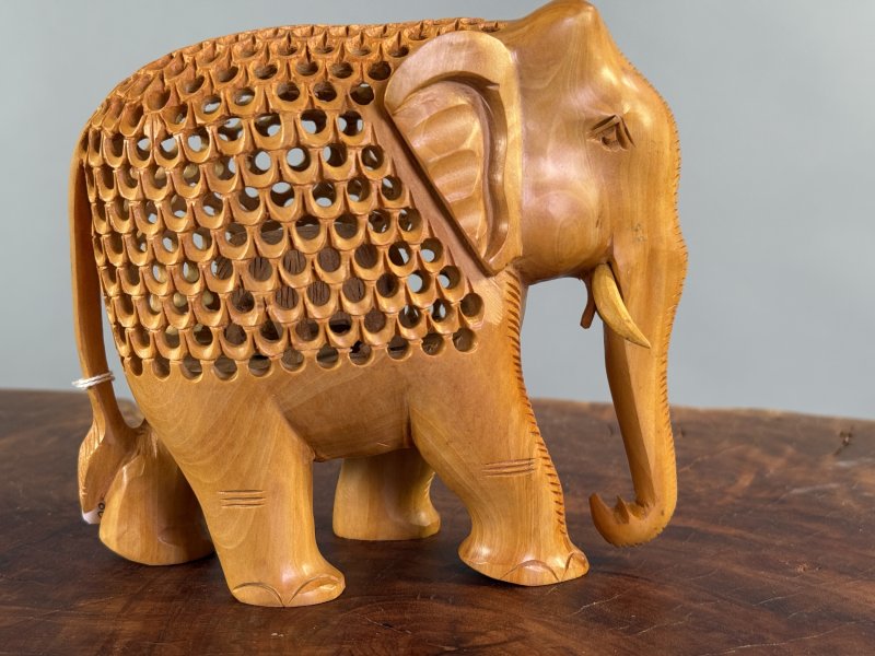Vyřezávaný dřevěný slon s mládětem uvnitř – 15 cm, Indie