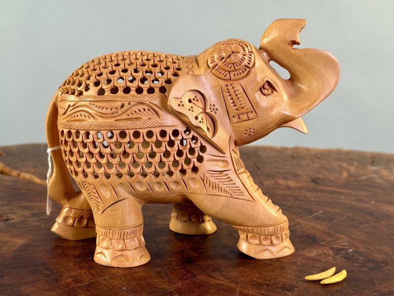 Vyřezávaný dřevěný slon s ornamenty a mládětem uvnitř – 16 × 20 cm