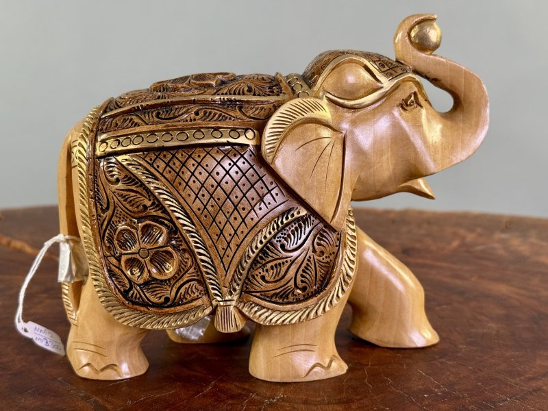 Bohatě vyřezávaný dřevěný slon z Indie – 19 × 14 cm