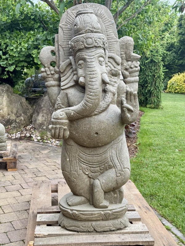 Socha Ganéši ze sopečného kamene – ručně tesaná na Bali, výška 125 cm