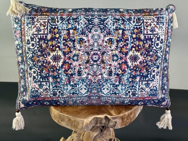 Tkaný dekorační polštář z Indie se střapci 56×36 cm