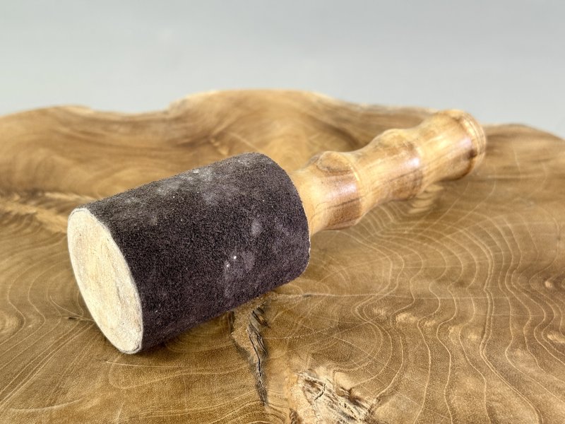 Palička k tibetské míse 18 cm – dřevěná s koženým povrchem