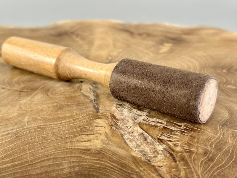 Palička k tibetské míse 18 cm – úzká a lehká s koženým potahem