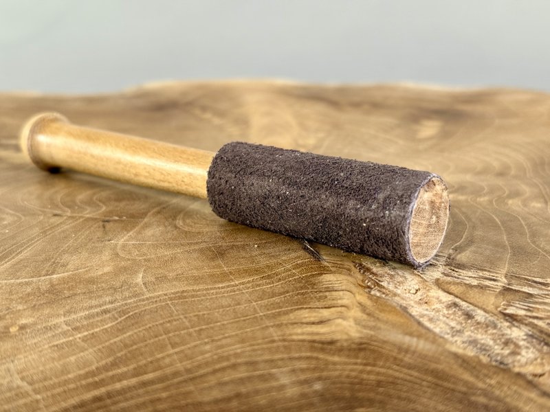 Malá palička k tibetské míse 15 cm – lehká, úzká, s koženým potahem