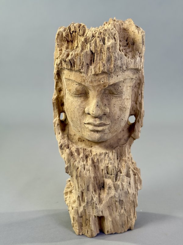 Dřevěná hlava Buddhy z Indonésie – ručně vyřezávaná, 43 cm