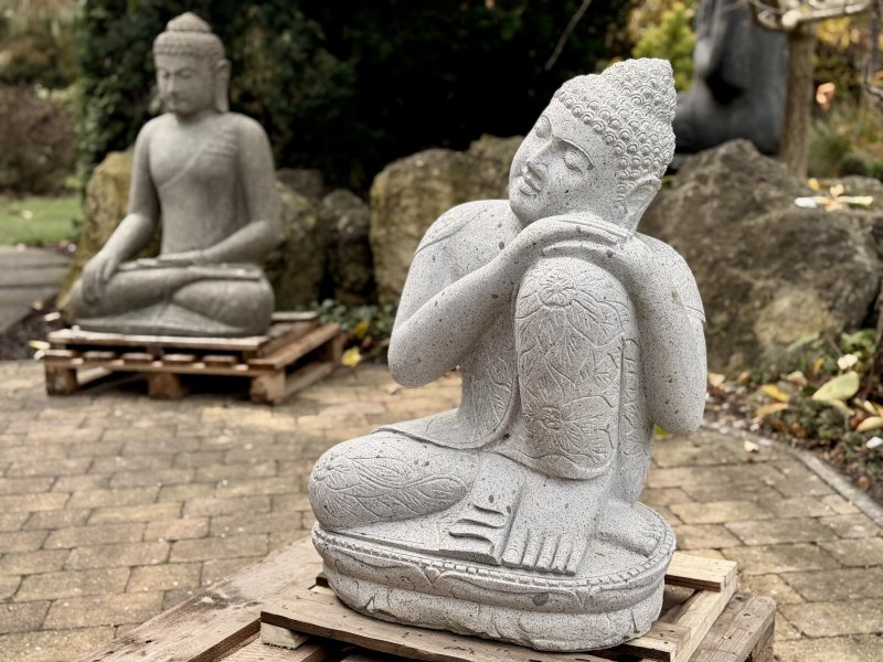 Buddha v odpočinku – ručně tesaná kamenná socha klidu a meditace