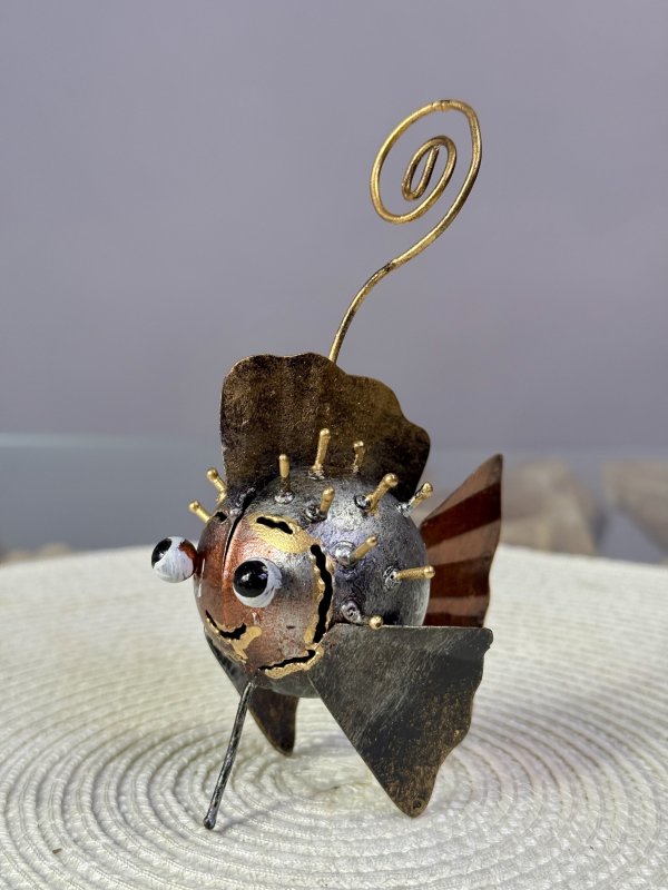 Ručně vyráběná plechová rybka z Bali – bronzovo-měděná dekorace, 11 cm
