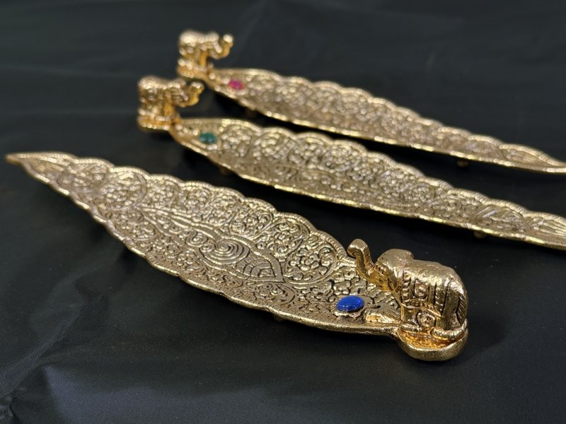 Kovový stojánek na vonné tyčinky se slonem – 22 cm, Indie