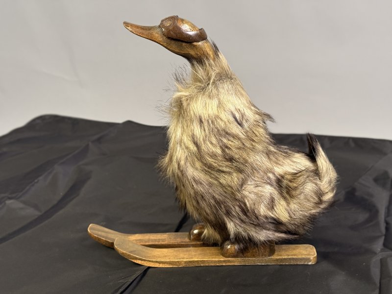 Dekorativní kačer v kožichu na lyžích – 27 cm
