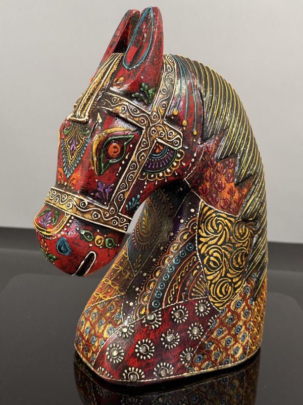 Ručně malovaná dřevěná hlava koně z Indie – výška 27 cm